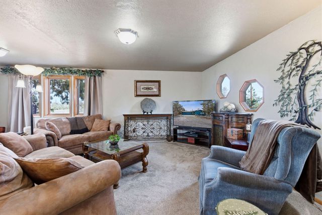 1686 NE Negus Way, Redmond, OR 97756