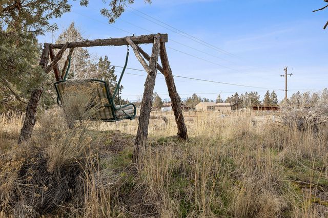 1686 NE Negus Way, Redmond, OR 97756