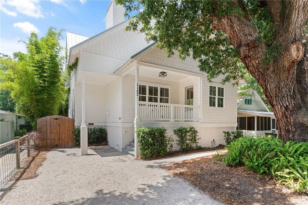 1153 Ocean Blvd, St Simons Island, GA 31522