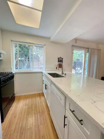 4016 Knoll Top Ct, Carmichael, CA 95608