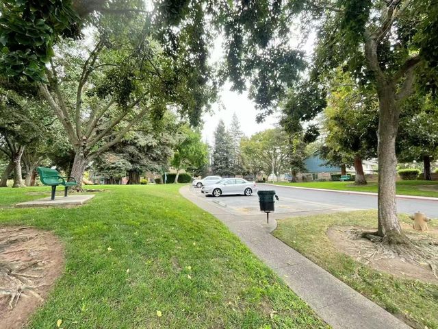 4016 Knoll Top Ct, Carmichael, CA 95608