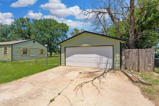 542 W Sunrise Dr, Wichita, KS 67217