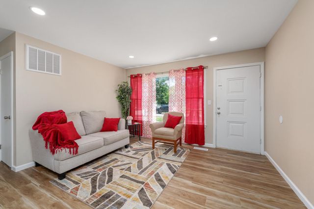 542 W Sunrise Dr, Wichita, KS 67217