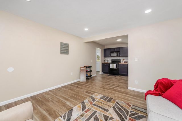 542 W Sunrise Dr, Wichita, KS 67217