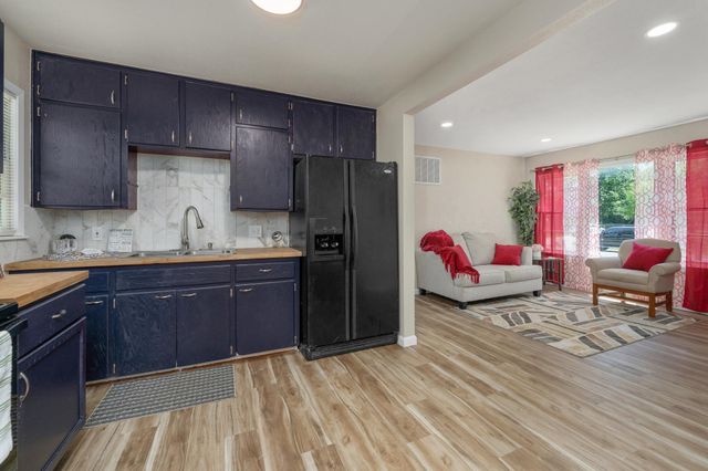 542 W Sunrise Dr, Wichita, KS 67217
