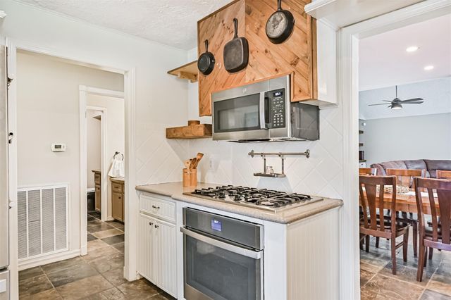 910 Evergreen Drive, Friendswood, TX 77546