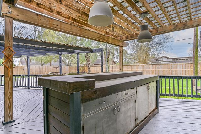 910 Evergreen Drive, Friendswood, TX 77546