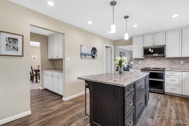 1952 Farm Valley Drive, Chesterfield, MO 63017