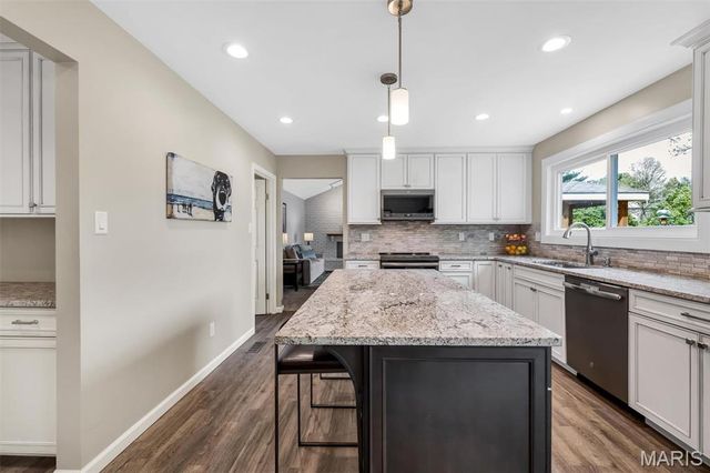 1952 Farm Valley Drive, Chesterfield, MO 63017