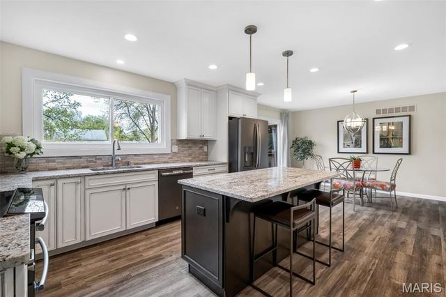 1952 Farm Valley Drive, Chesterfield, MO 63017