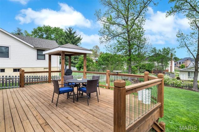 1952 Farm Valley Drive, Chesterfield, MO 63017