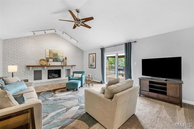 1952 Farm Valley Drive, Chesterfield, MO 63017