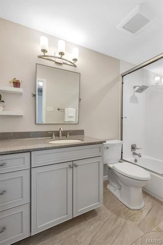 1952 Farm Valley Drive, Chesterfield, MO 63017