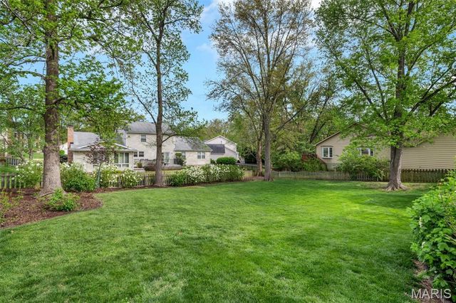 1952 Farm Valley Drive, Chesterfield, MO 63017