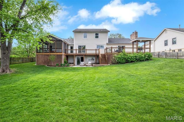 1952 Farm Valley Drive, Chesterfield, MO 63017