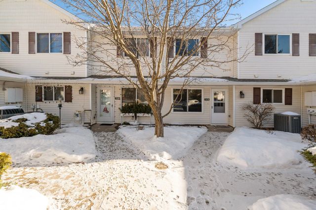 7570 15th Street Lane N, Oakdale, MN 55128