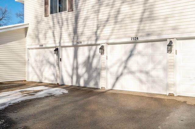 7570 15th Street Lane N, Oakdale, MN 55128