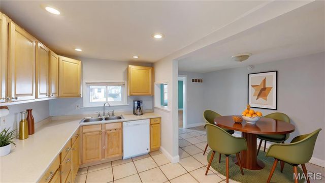 3316 Commonwealth Avenue, St Louis, MO 63143