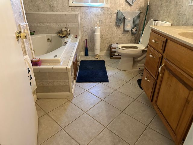 17376 Garrett Road, Johnston City, IL 62951