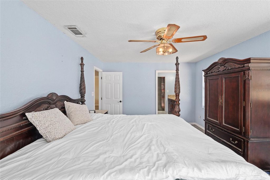 Image 31 of property listing at 11990 SE 112TH AVENUE ROAD, Belleview, FL 34420