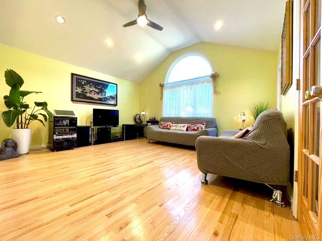 15 Walters Avenue, Syosset, NY 11791