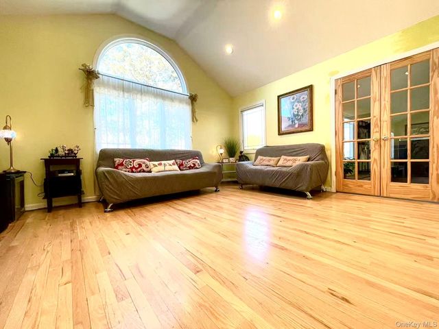 15 Walters Avenue, Syosset, NY 11791