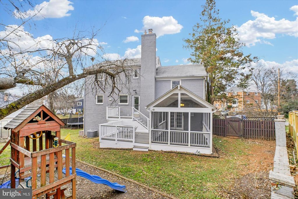 Image 5 of property listing at 6001 MARQUETTE TER, Bethesda, MD 20817