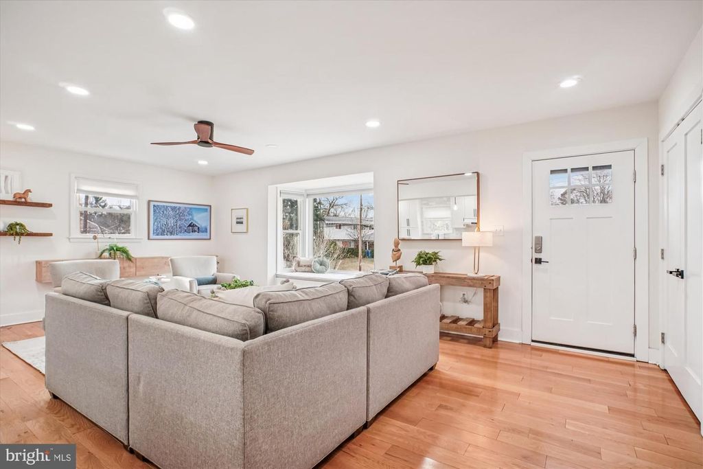 Image 6 of property listing at 6001 MARQUETTE TER, Bethesda, MD 20817