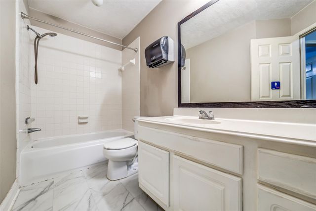 11610 Oak Lake Park Drive, Sugar Land, TX 77498