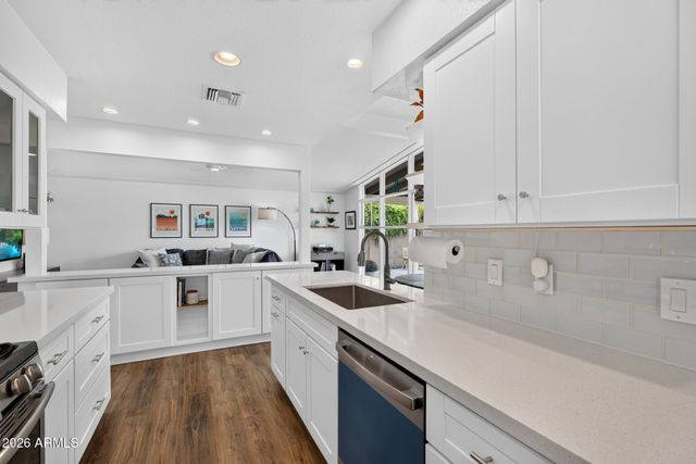 6908 E EARLL Drive, Scottsdale, AZ 85251