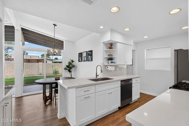 6908 E EARLL Drive, Scottsdale, AZ 85251