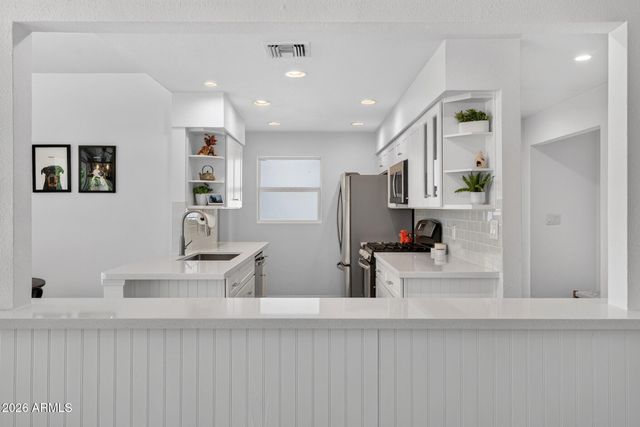 6908 E EARLL Drive, Scottsdale, AZ 85251