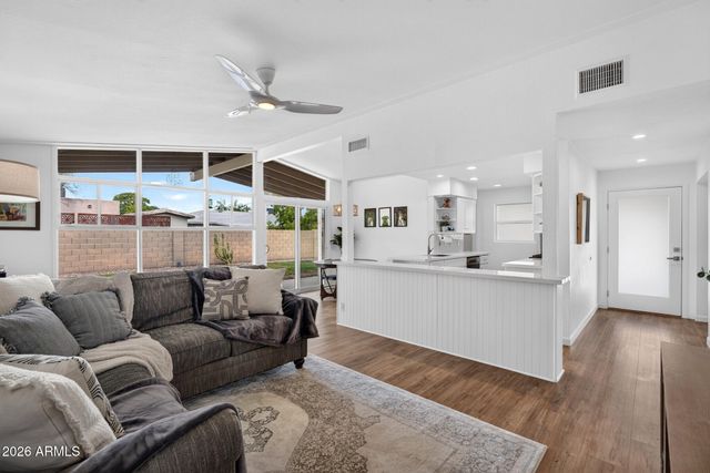 6908 E EARLL Drive, Scottsdale, AZ 85251