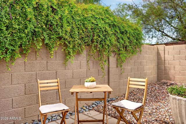 6908 E EARLL Drive, Scottsdale, AZ 85251