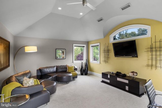 4 SOUTHWOOD DR, Cherry Hill, NJ 08003