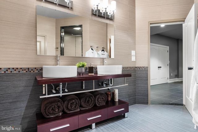 4 SOUTHWOOD DR, Cherry Hill, NJ 08003