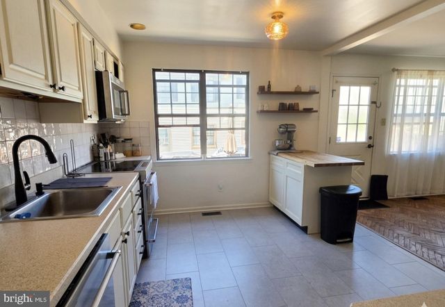 51 GREENSWARD LN, Cherry Hill, NJ 08002