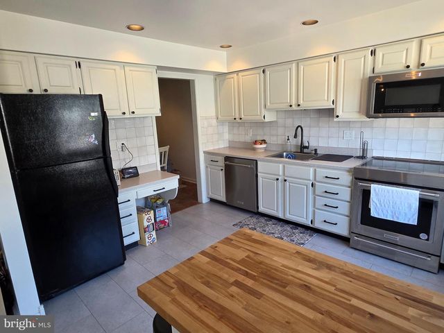 51 GREENSWARD LN, Cherry Hill, NJ 08002
