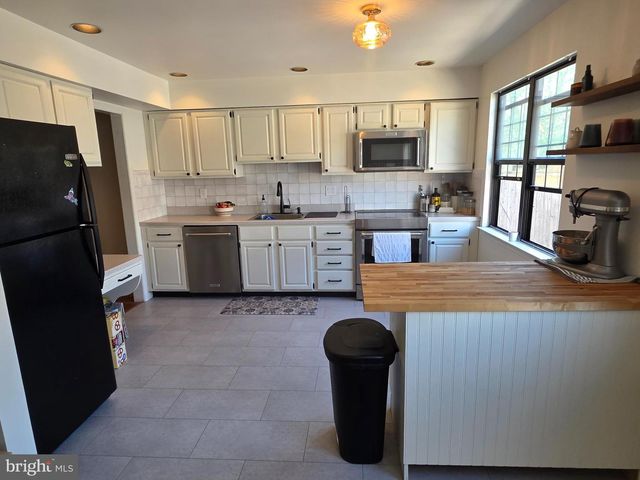 51 GREENSWARD LN, Cherry Hill, NJ 08002