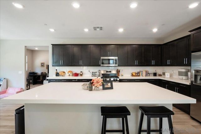 683 Grant Ct, Vista, CA 92083