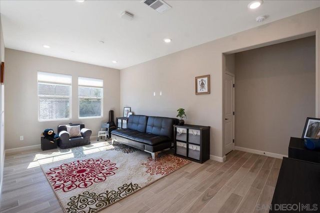 683 Grant Ct, Vista, CA 92083