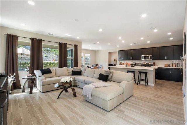 683 Grant Ct, Vista, CA 92083