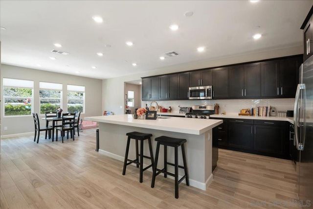 683 Grant Ct, Vista, CA 92083