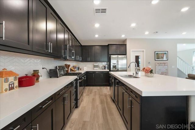 683 Grant Ct, Vista, CA 92083