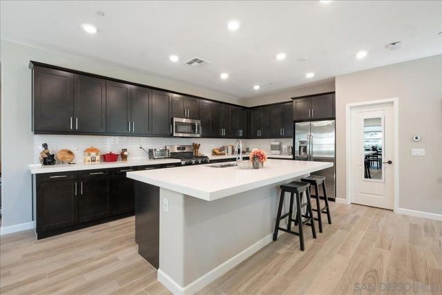 683 Grant Ct, Vista, CA 92083