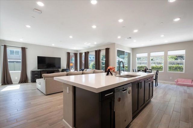 683 Grant Ct, Vista, CA 92083