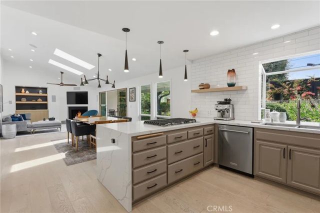 5319 Penfield Avenue, Woodland Hills, CA 91364