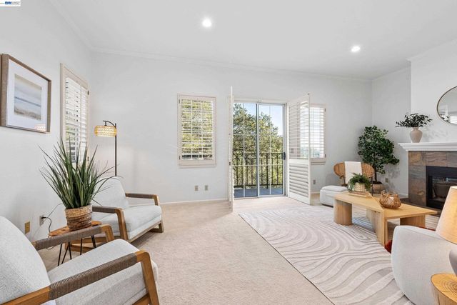 4636 Redwood Rd, Oakland, CA 94619