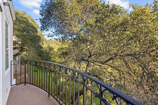 4636 Redwood Rd, Oakland, CA 94619