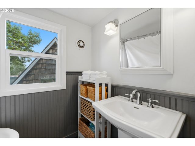 21345 Ne INTERLACHEN Ln, Fairview, OR 97024